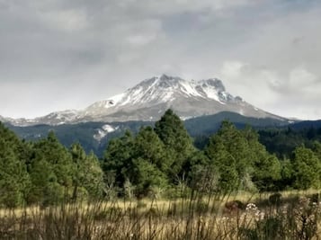 Cae primera nevada del 2021 en el volcán La Malinche