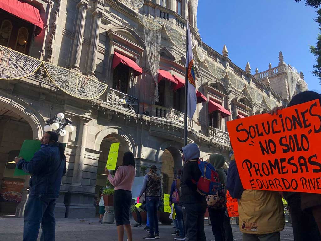 Nueva protesta de locatarios del mercado Amalucan frente al Palacio Municipal