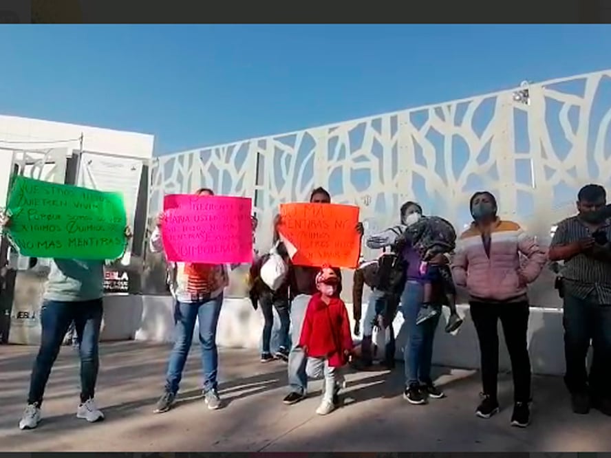 Padres de familia se manifiestan en Puebla para exigir medicamentos y quimioterapias