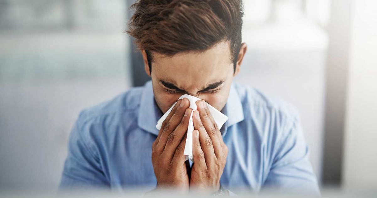 La Universidad Nacional Autónoma de México (UNAM) define el estornudo como "un acto reflejo convulsivo que nuestro cuerpo realiza para expulsar irritantes de las fosas nasales". 


Foto: Producción El Universal Puebla