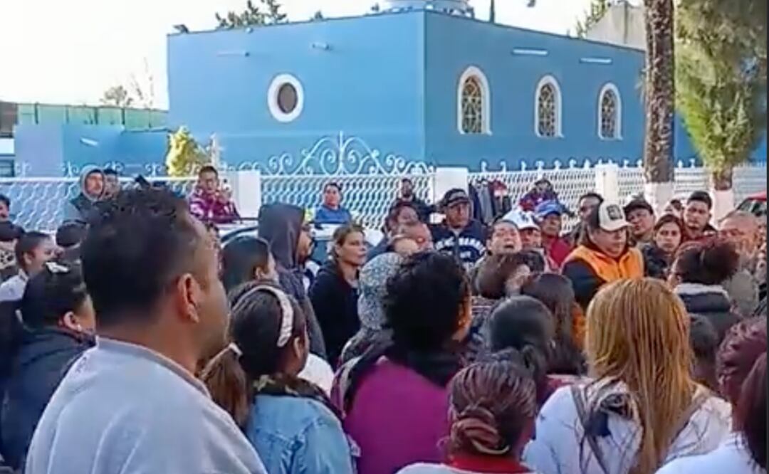 Esta mañana se manifestaron padres de familia de una primaria en San Andrés Cholula | Foto: X El Universal Puebla