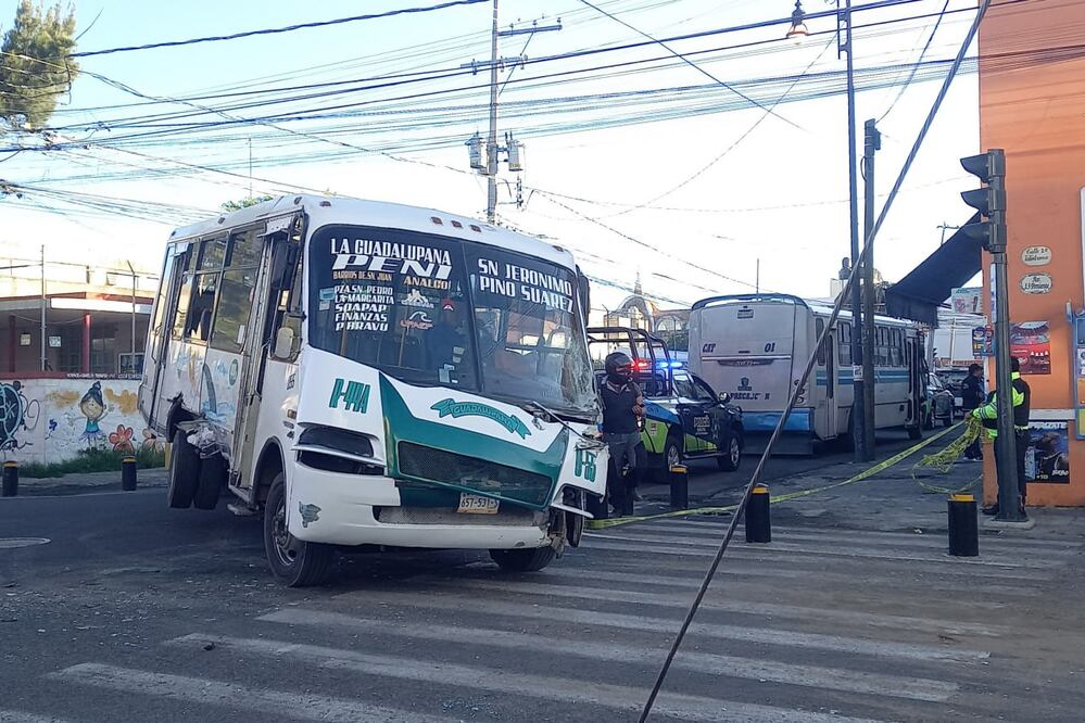 Dos unidades del transporte público chocaron; el accidente dejó cuatro lesionados | Es Imagen para El Universal Puebla