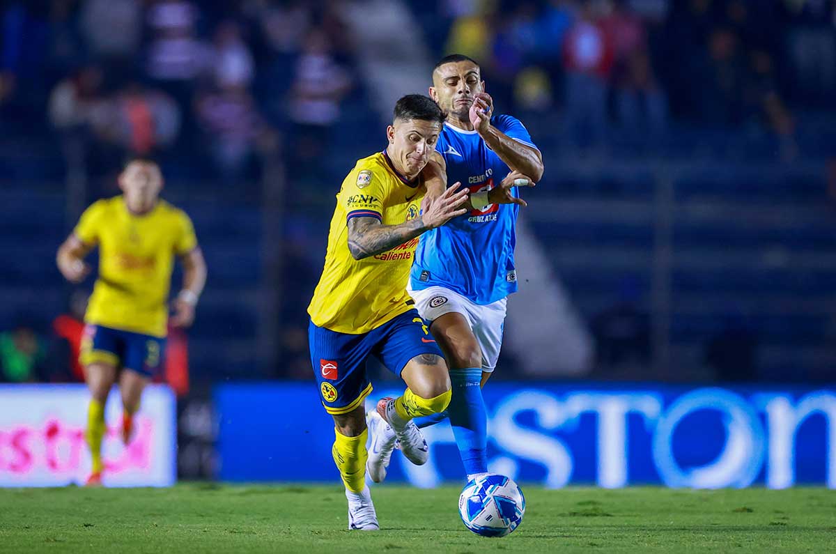Cruz Azul y Club América se enfrentarán nuevamente el domingo 8 de diciembre en el partido de vuelta de las Semifinales del Apertura 2024 de la Liga MX.
Foto: Producción El Universal Puebla