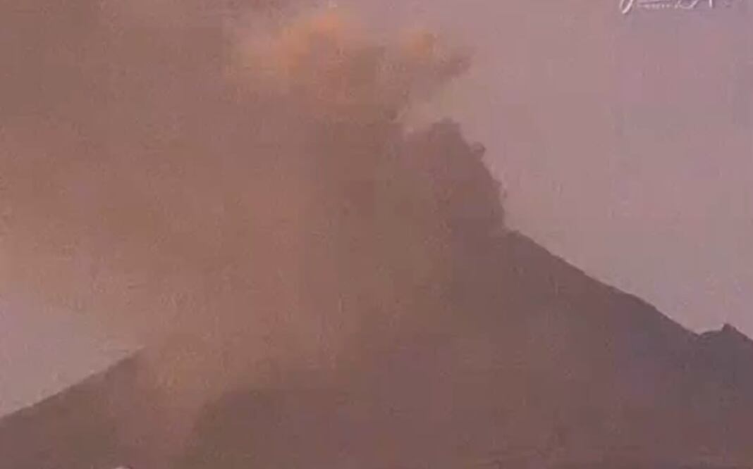 El volcán Popocatépetl emitió ceniza y gases este 17 de enero | Foto: Captura Webcams de México