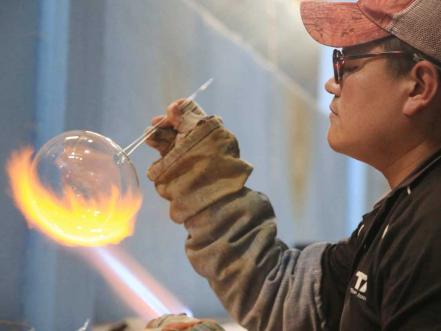 Esferas y artesanía poblana decoran la Navidad en el Vaticano
