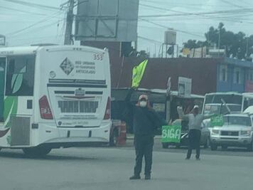 Franeleros la hacen de semáforos en crucero de Puebla