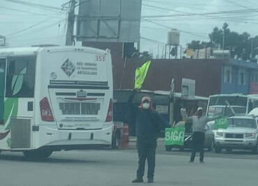 Franeleros la hacen de semáforos en crucero de Puebla