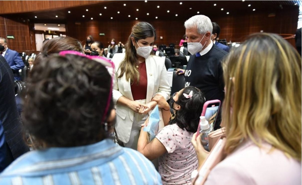 Mamá de jovencito con cáncer se arrodilla ante diputados de Morena; suplica por medicinas para su hijo