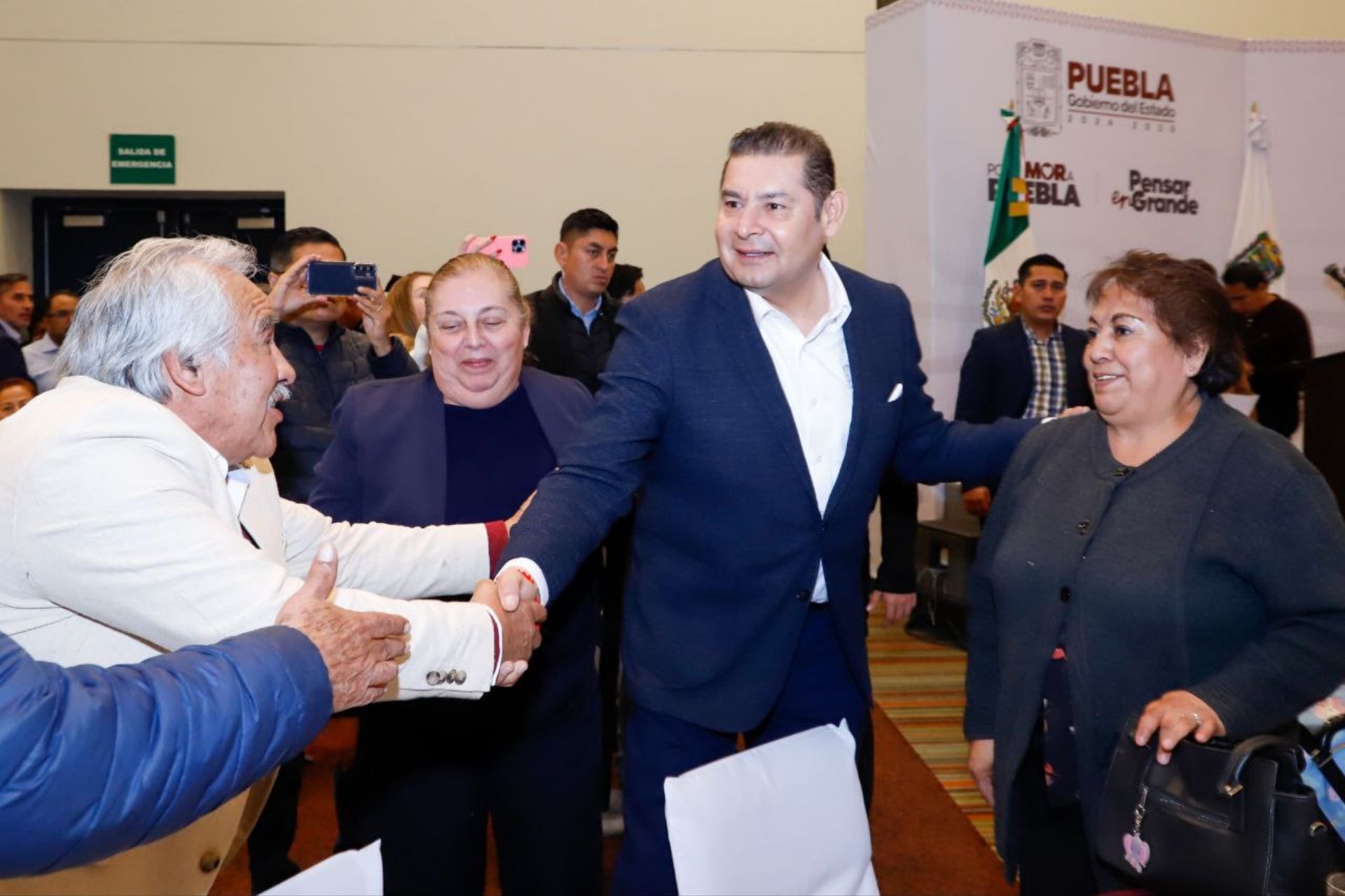 Alejandro Armenta anunció la homologación salarial para trabajadores del COBAEP / Foto: Gobierno del Estado