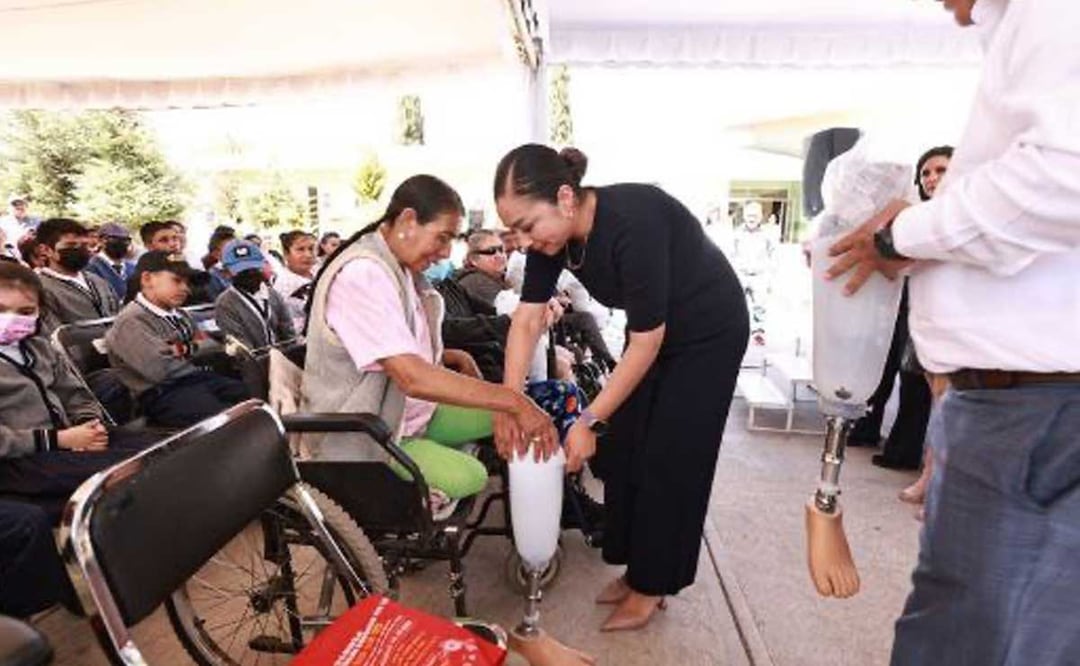 Autoridades municipales de Guadalupe Victoria dieron varios apoyos a personas con discapacidad, niños y madres solteras | Foto: Especial