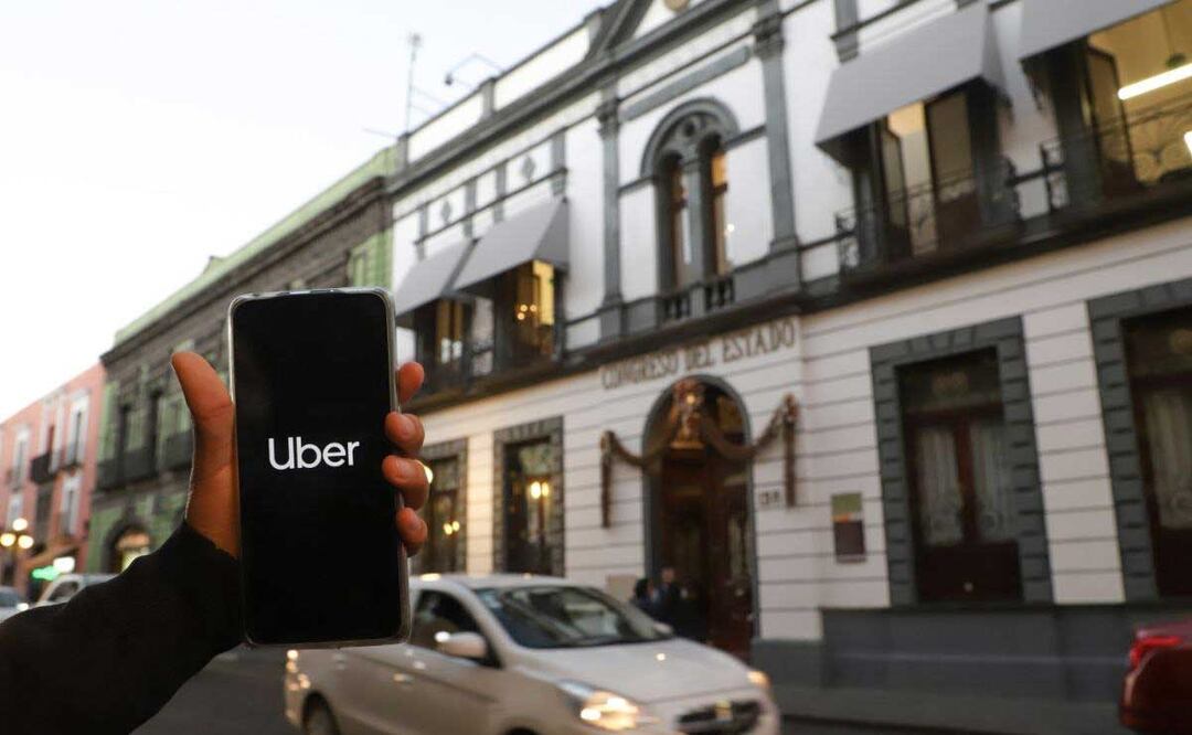 Uber es una de las empresas que tienen permiso para brindar el servicio de taxi en Puebla | Foto: Agencia Es Imagen para El Universal Puebla