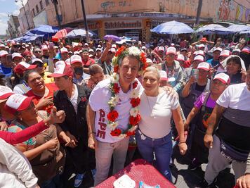 Locatarios del Mercado 5 de Mayo reciben a Pepe Chedraui