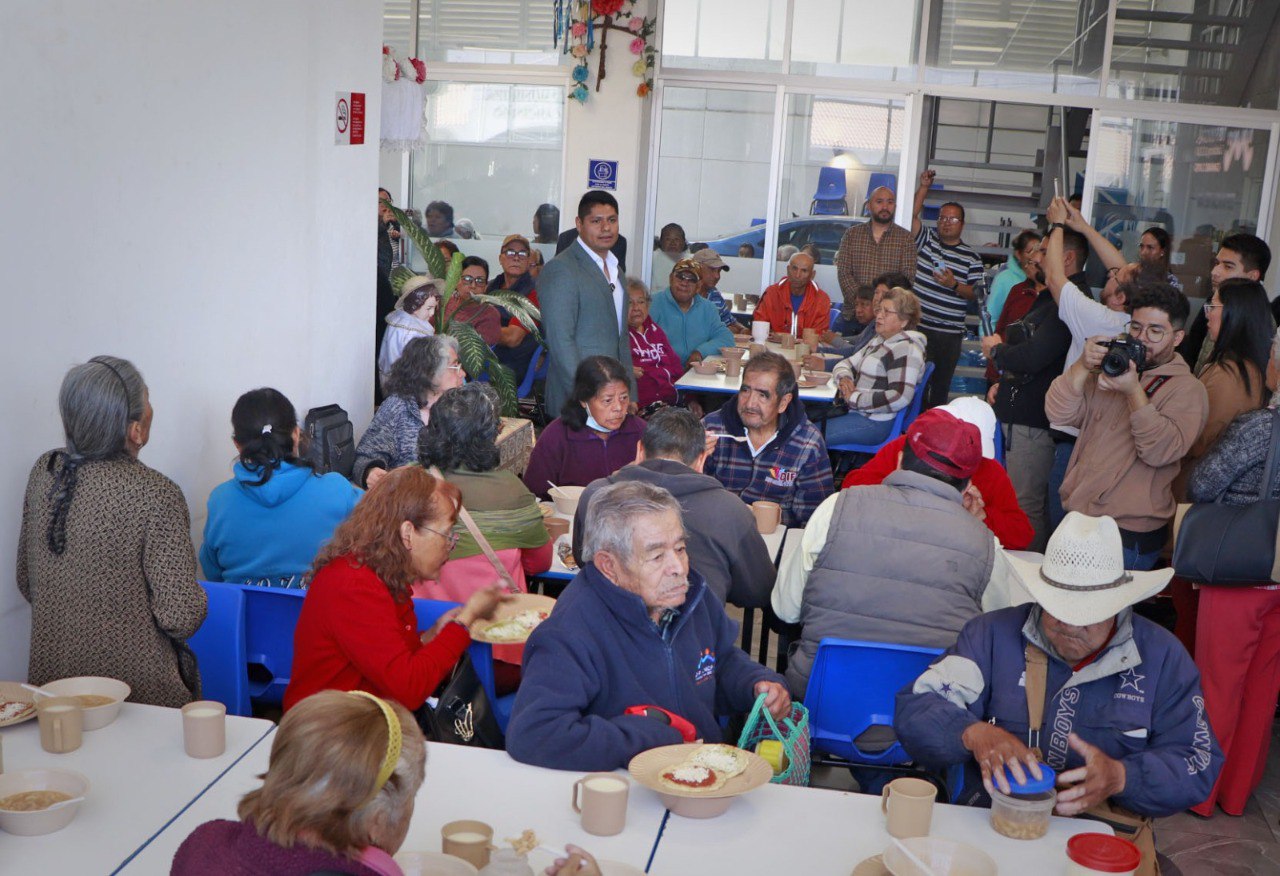 Omar Muñoz convivio con adultos mayores en el DIF Municipal | Foto: Especial
