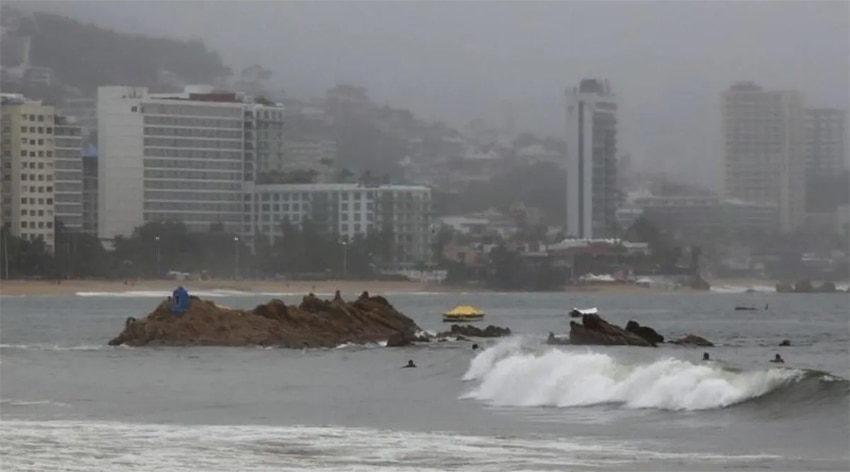 Conagua también emitió una advertencia por oleaje de hasta 4 metros en las costas de Oaxaca, y de hasta 3 metros en Chiapas y Guerrero, así como por la posible formación de trombas marinas y rachas de viento que podrían alcanzar los 90 kilómetros por hora.

Foto: Producción El Universal Puebla