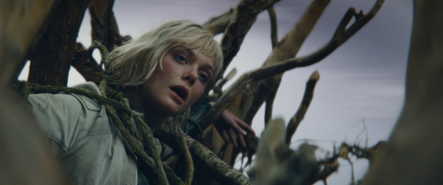 Elle Fanning interpreta a dos androides dentro de la película, y su personaje representa un vínculo importante para el futuro de la saga | Foto: 20th Century Studios