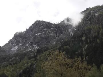 Mina en los Alpes suizos esconde autos Volkswagen producidos en Puebla