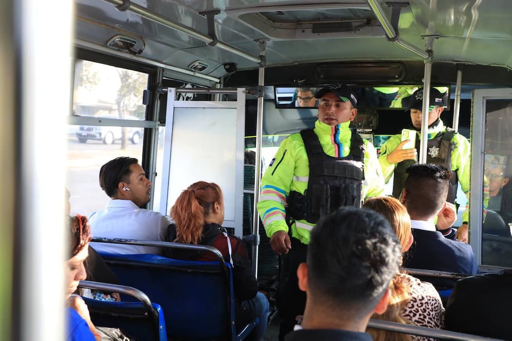 Policías municipales abordan unidades de transporte público | Foto Ayuntamiento de Puebla