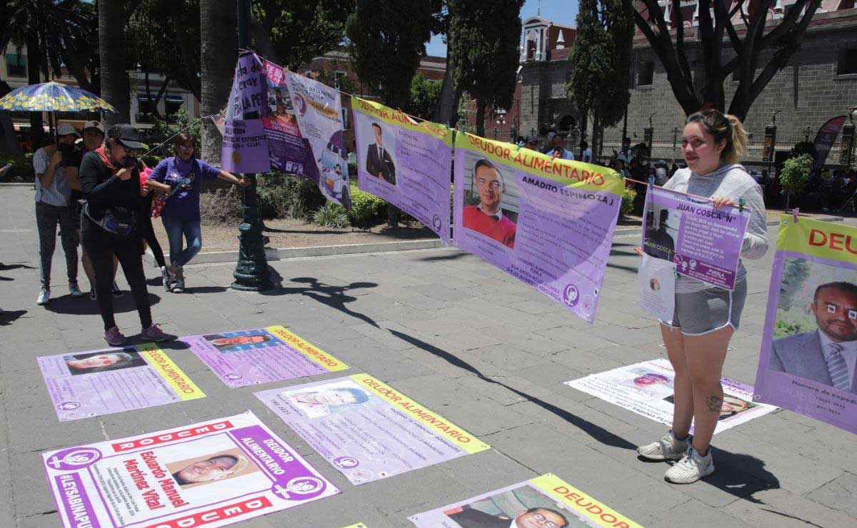 En el zócalo de Puebla se colocó un tendedero de deudores alimentarios | foto:  agencia Es Imagen para El Universal Puebla