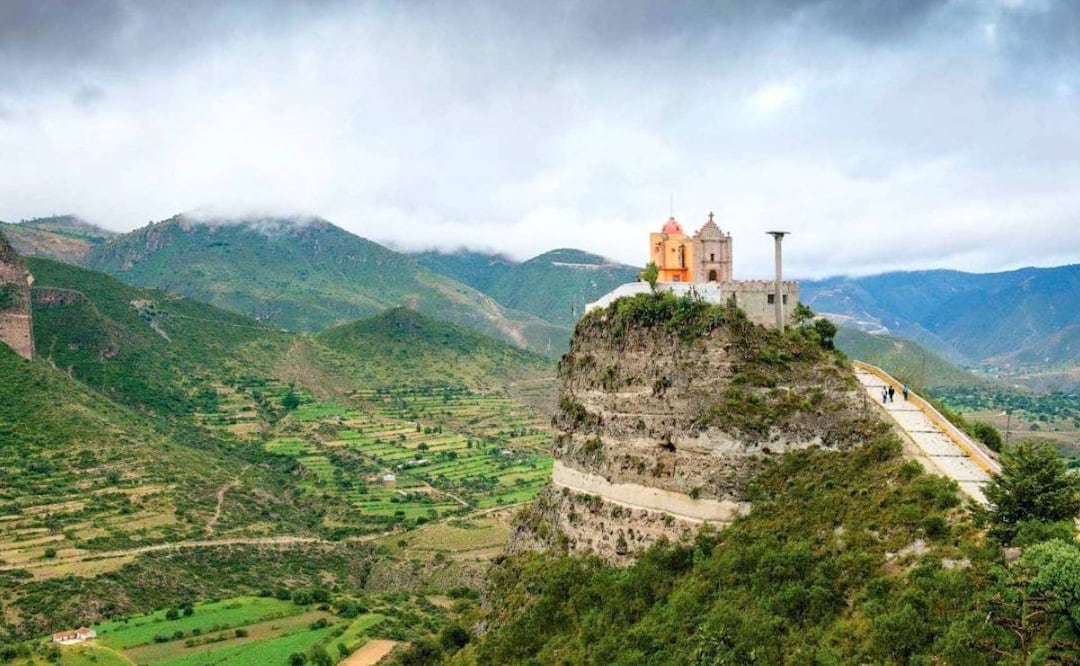 Ixtacamaxtitlán cuenta con varios paisajes hermosos como su iglesia en un acantilado | Foto: corazondepuebla