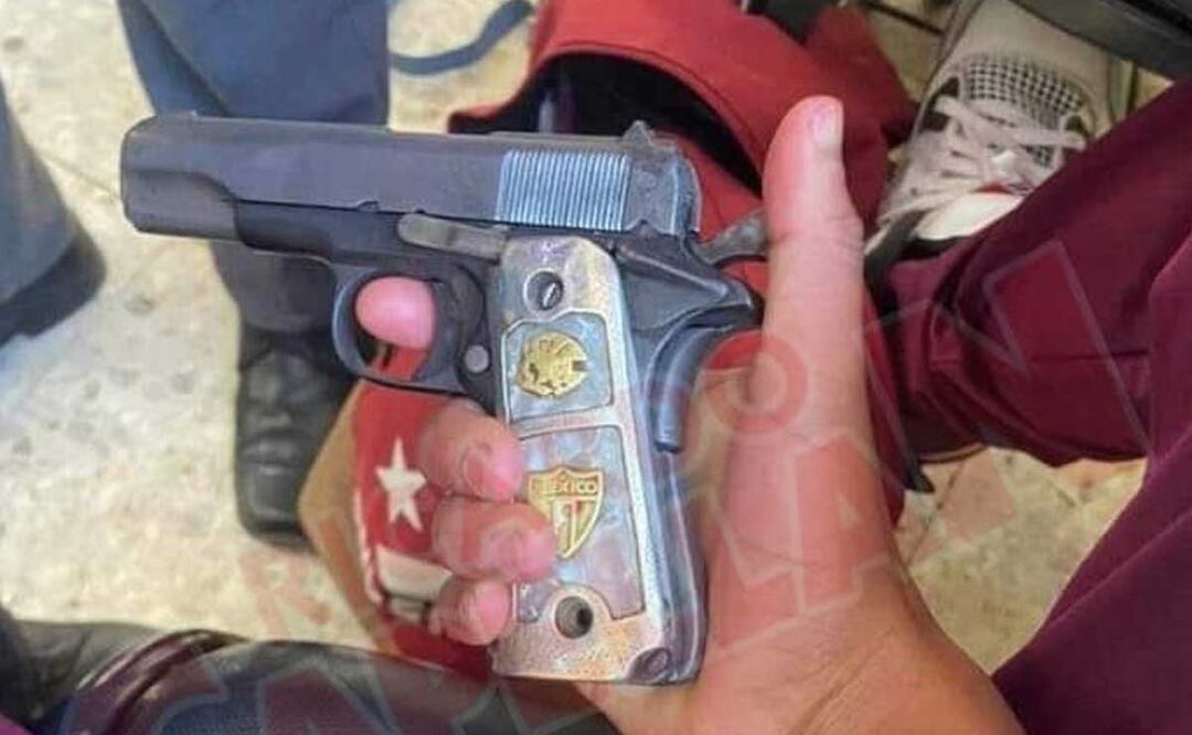 En redes sociales circuló la foto de un presunto alumno del CBTIS que ingresó un arma a la escuela | Foto: Especial