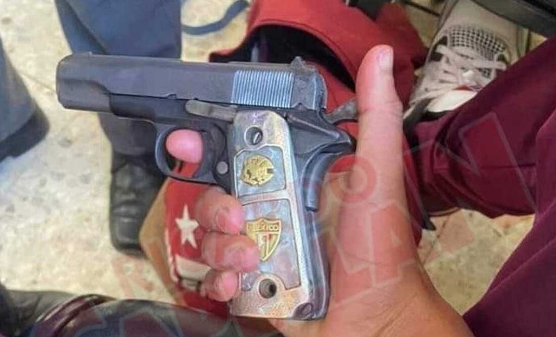 En redes sociales circuló la foto de un presunto alumno del CBTIS que ingresó un arma a la escuela | Foto: Especial
