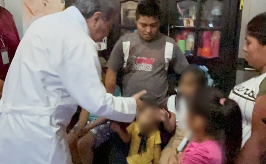 Secretario de Salud de Puebla visita a niños que se intoxicaron con alimentos en Huauchinango