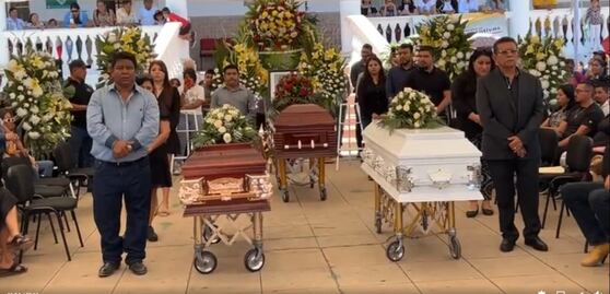 Entre lágrimas y guardia de honor dan último adiós a regidor de Acatlán