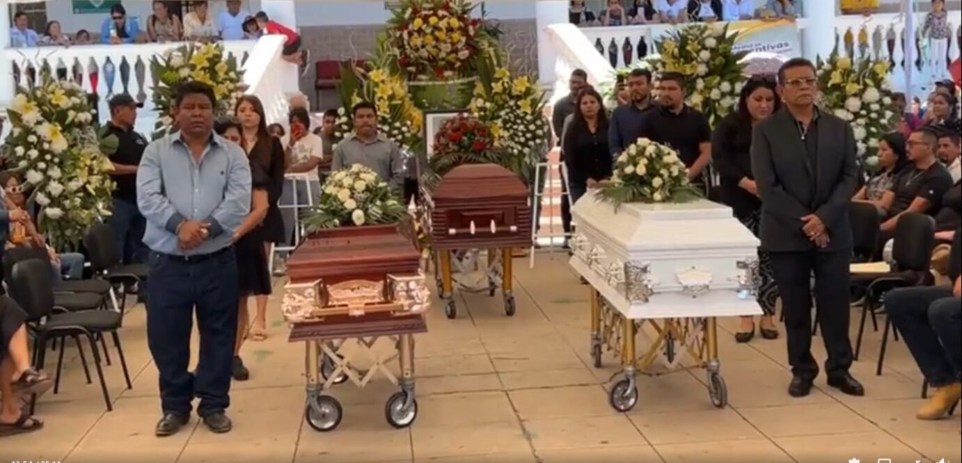 Con aplausos y lágrimas despidieron al regidor de Acatlán, Marco Antonio Mejía Martínez | Captura Facebook Gobierno Municipal de Acatlán