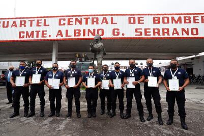¡Bien merecido! Así fue el homenaje a héroes rescatistas de los perritos del socavón