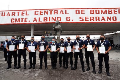¡Bien merecido! Así fue el homenaje a héroes rescatistas de los perritos del socavón