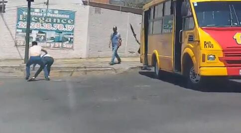 VIDEO. Dos choferes de la Ruta 10 se agarran a golpes en plena vía pública