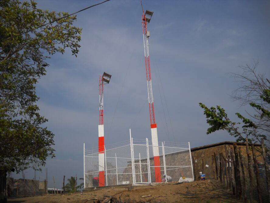 Antenas de radio del Sistema de Alerta Sísmica. Foto: CIRES