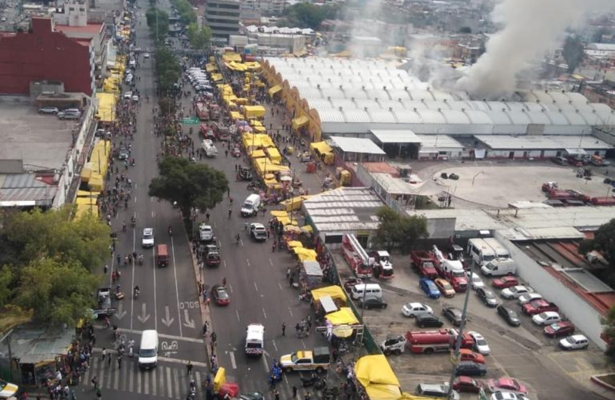 Bomberos controlan incendio en Mercado de Sonora