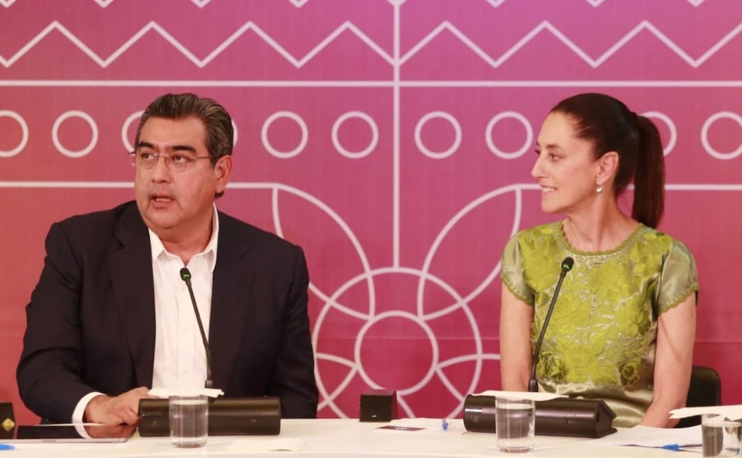 El gobernador Sergio Salomón Céspedes y Claudia Sheinbaum participaron en un foro sobre transporte en la CDMX. | Foto: Agencia Es Imagen para El Universal Puebla