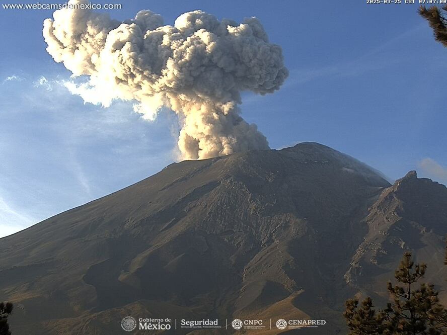 El volcán Popocatépetl registró una intensa fumarola este martes 25 de marzo | Foto: Webcams de México