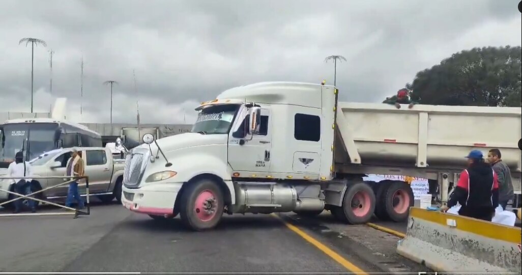 Por el momento no se sabe a qué hora van a quitar los bloqueos en la autopista por lo que se recomienda usar rutas alternativas si quieres evitar contratiempos. 

Foto: Producción El Universal Puebla