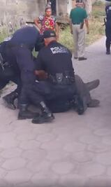 VIDEO. Exhiben a policías de Izúcar por abusar de su fuerza en detención de hombre