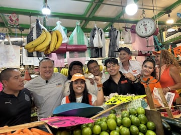 Rafael Cañedo recorre el Mercado Zapata y propone dignificar esos centros comerciales