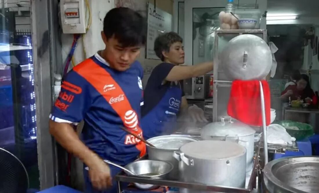 Aunque su aparición fue breve, este curioso acontecimiento no pasó desapercibido para los internautas, quienes dejaron comentarios como: "Es genial ver la camiseta del Puebla".
Foto: Producción El Universal Puebla