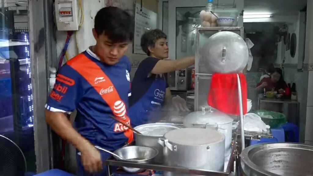 Calixto Serna: quién es el influencer que encontró a un aficionado de Puebla en Vietnam