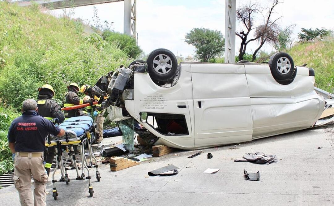En la incorporación del Bulevar Atlixco hacia el Periférico Ecológico una camioneta se volcó | Foto: Agencia Es Imagen para El Universal Puebla