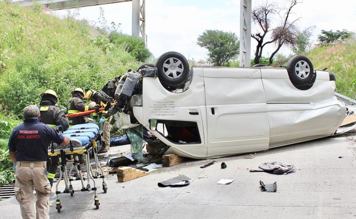 Camioneta queda llantas arriba tras volcadura en Bulevar Atlixco; hay un muerto y un herido