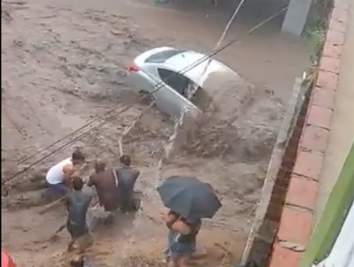 Huracán Enrique arrastra coches y hasta un refri en Michoacán