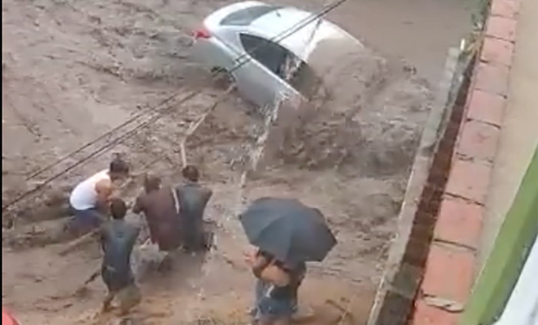 Huracán Enrique arrastra coches y hasta un refri en Michoacán