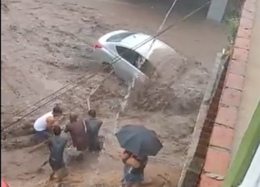 Huracán Enrique arrastra coches y hasta un refri en Michoacán