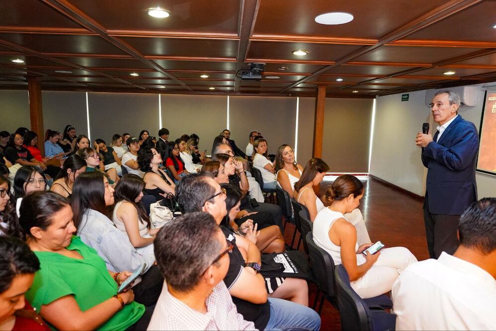 Pepe Chedraui conversó con estudiantes universitarios/ Foto Especial