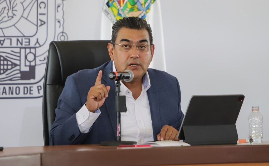 El gobernador de Puebla, Sergio Salomón, respondió los cuestionamientos sobre el crédito financiero de 722 millones de pesos | Foto: Agencia Es Imagen para El Universal Puebla