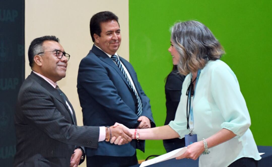 En reconocimiento a su labor diaria, se entregaron 36 definitividades. | Foto: BUAP