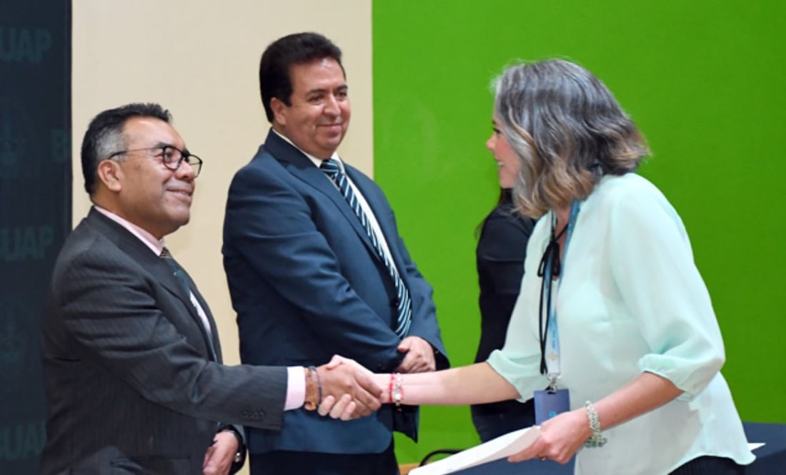 En reconocimiento a su labor diaria, se entregaron 36 definitividades. | Foto: BUAP