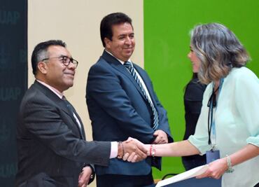 BUAP entrega definitividades a personal no académico